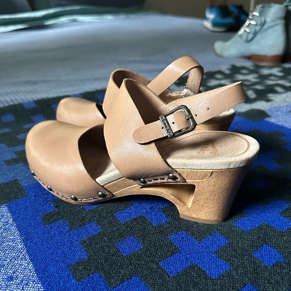 Dansko Thea Clog size 36 (6) in like new condition - Picture 4 of 5